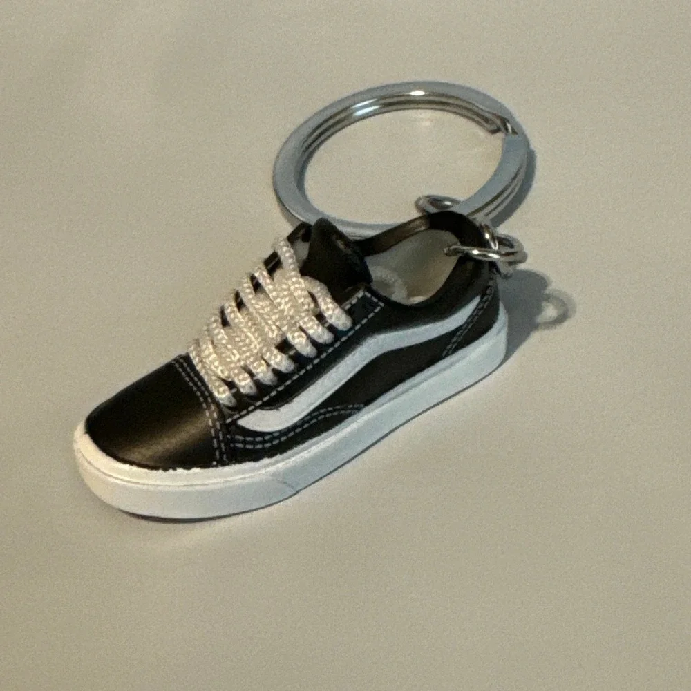 Mini Vans Classic Skateboarding Shoe Keychain Sk8 Low Classic Low Black